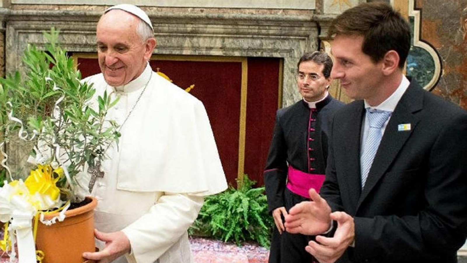 El regalo que Messi le envió al papa Francisco por intermedio del primer ministro francés